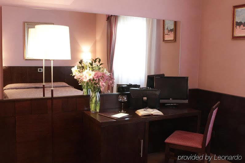 Hotel City Пьяченца Экстерьер фото